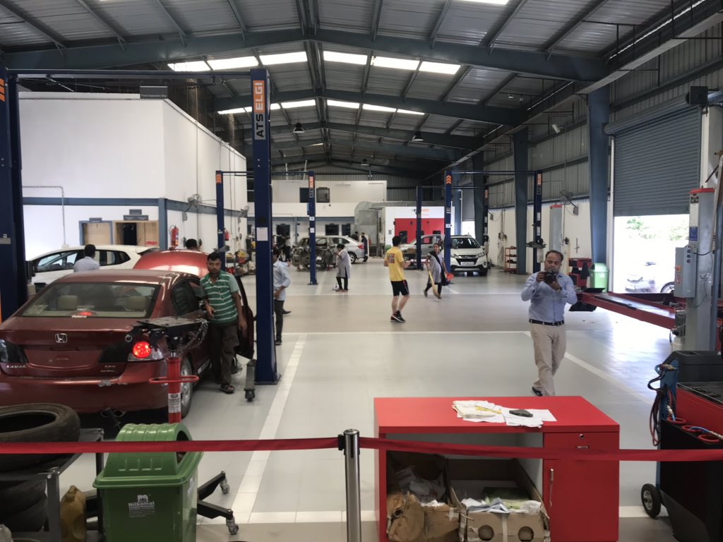 odmag's tweet photo. @HondaCarIndia #DriveToDiscover9: The updated iWorkshop service centres come with a fully integrated digital workshop management system to provide real-time updates such as estimate on emails, bay management, re-estimate approval and online payment. #HondaIndia https://t.co/U0bF7eYaTP