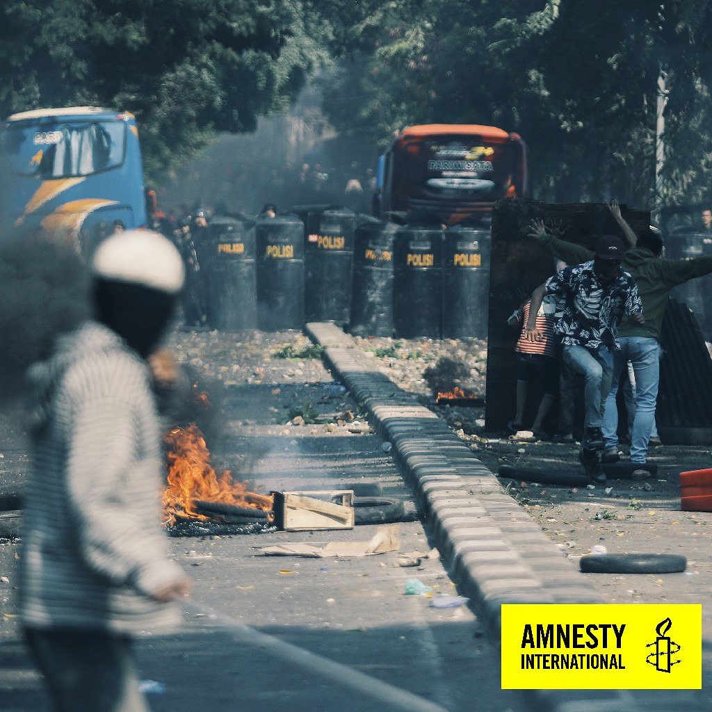 amnestyindo's tweet photo. Jelang peringatan Hari Anti Penyiksaan Sedunia, hari ini Amnesty International Indonesia akan menyelenggarakan konferensi pers tentang dugaan pelanggaran HAM pada #Tragedi2123Mei. Saksikan live Instagram di akun @amnestyindonesia dan live tweet di @amnestyindo pukul 13.00 WIB ya! https://t.co/3oIhpxKtMZ