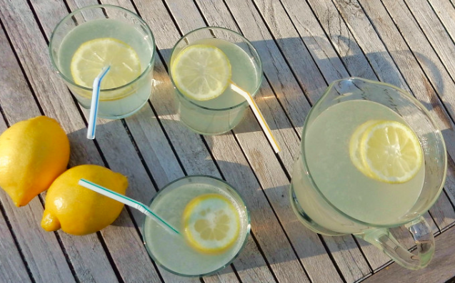 Puisqu'il fait chaud chaud chaud... préparez une citronnade maison, parce que c'est bon et rafraichissant!!!!
mamscook.com/2015/07/02/cit…