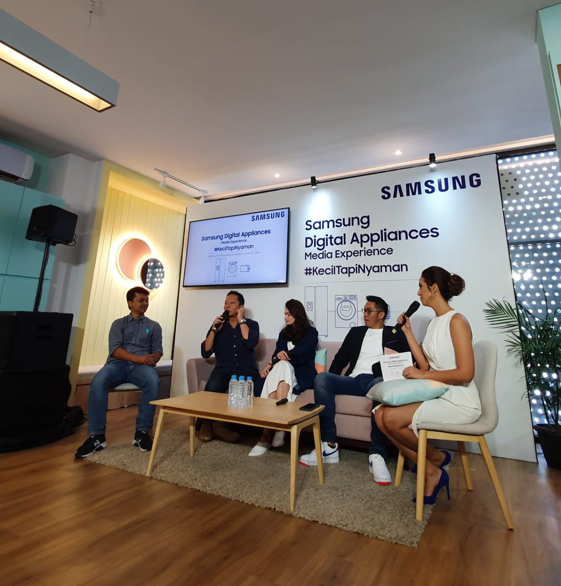 samsungID's tweet image. Gak ketinggalan Sabai curhat soal kebiasaan Ringgo yang gila belanja. Untungnya, ada kulkas Samsung Side by Side dengan teknologi #SpaceMax yang bisa menyimpan banyak makanan.

Kamu punya pengalaman yang sama dengan Sabai Ringgo? #KecilTapiNyaman #dekoruma #DekorumaEC