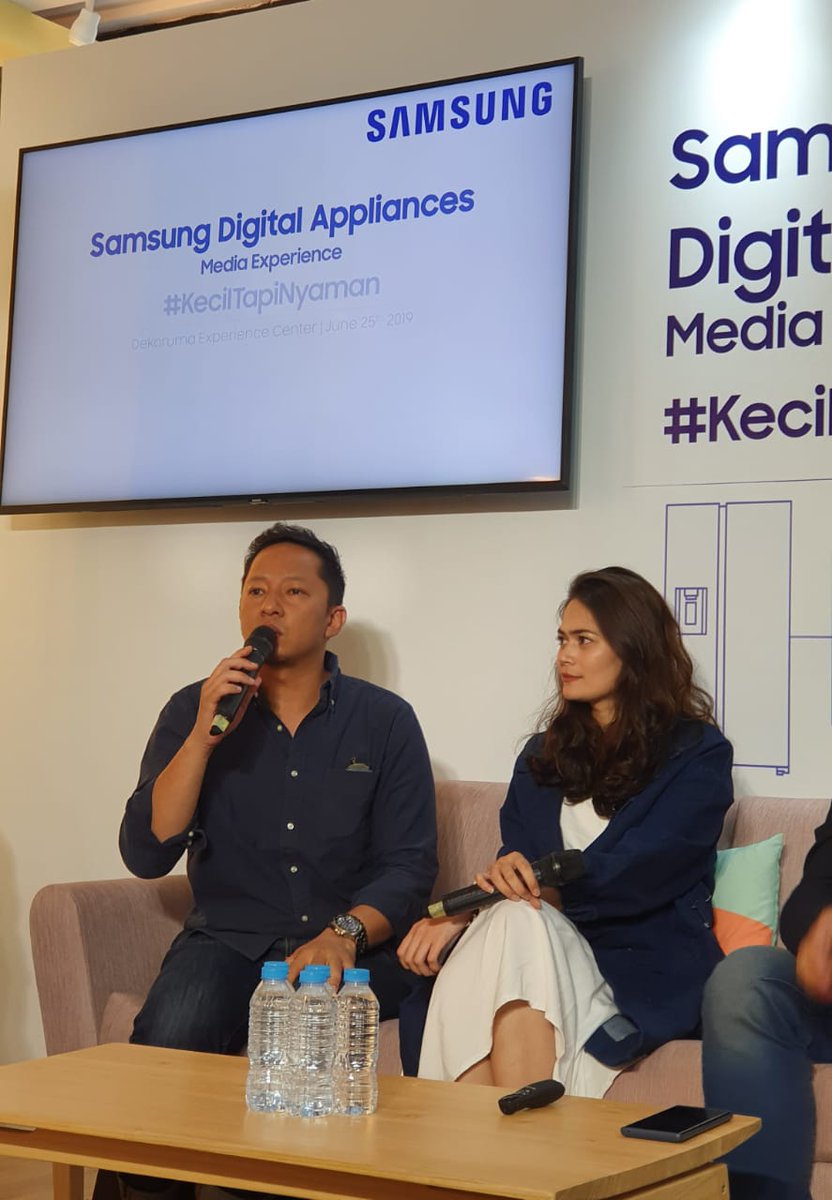 samsungID's tweet image. Gak ketinggalan Sabai curhat soal kebiasaan Ringgo yang gila belanja. Untungnya, ada kulkas Samsung Side by Side dengan teknologi #SpaceMax yang bisa menyimpan banyak makanan.

Kamu punya pengalaman yang sama dengan Sabai Ringgo? #KecilTapiNyaman #dekoruma #DekorumaEC