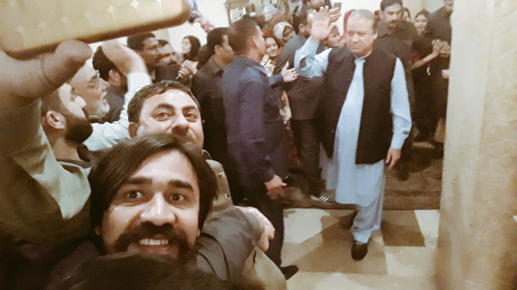 babayasirmughal's tweet photo. راہِ اُلفت میں گر ہم پر بہت مُشکل مٙقام آئے ،💪
نا ہم منزل سے باز آئے نا ہم نے رہنُما بدلا،
@Ranapmln33 @Tallal_MNA https://t.co/VNaZ9dSEwO