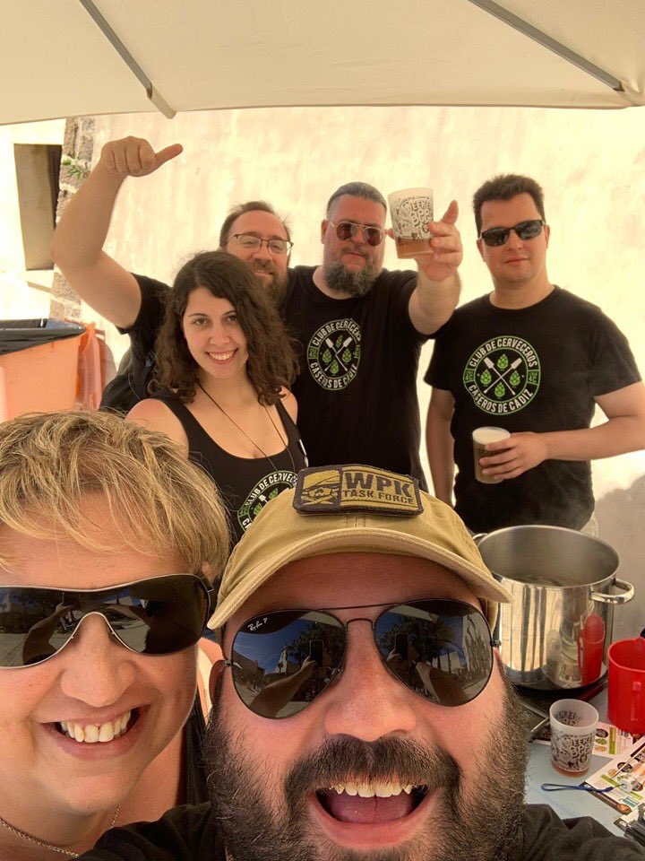 ACCE_Cerveceros's tweet photo. Los compañeros del @4cClub 4C han estado este finde disfrutando de la II Edición del @weekend_beer. Aparte de catar,han colaborado en el mismo con una elaboración en vivo y en directo. ¡Bravo! 🍻 https://t.co/zCCyQO1Mwe