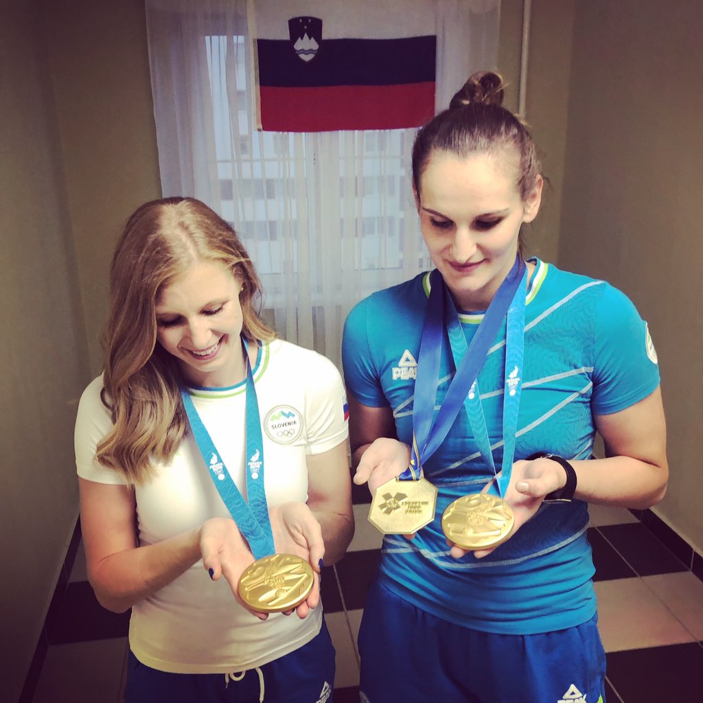 TeamSlovenia's tweet photo. Dobro jutrooo Slovenijaaaa🇸🇮🇸🇮🤗🤗 V Minsku takole praznujemo današnji slovenski praznik💚💙 Želimo vam lep☀️in vesel🥳 dela prost dan! Da bo tako ZLAT🥇kot je naš🤩🤩🤩 @Minsk2019BY @slo_atletika @judoSLO @mMihalinec #TeamSlovenia https://t.co/Bw0hWAt8cE