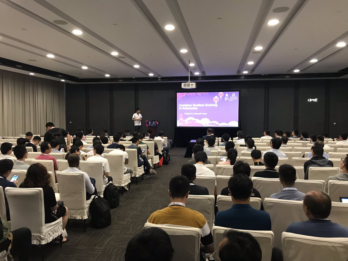 peterscraig's tweet photo. @feisky sharing work going on in container runtimes at #KubeCon 🇨🇳 to a full room! https://t.co/gfEo2ol9a1