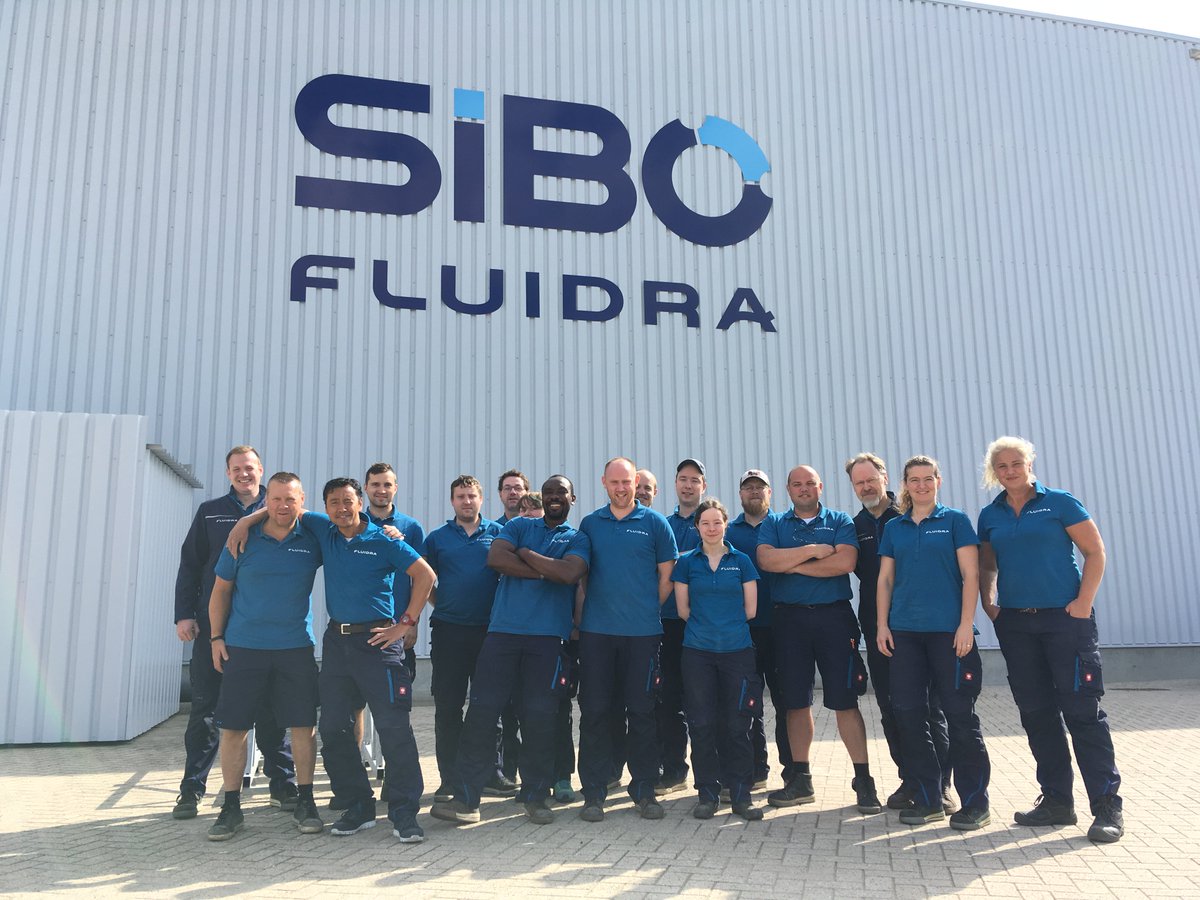 Ons warehouse heeft dit jaar een metamorfose ondergaan. Niet alleen is het magazijn enorm uitgebreid, ook hebben onze medewerkers nieuwe bedrijfskleding gekregen. #Werkeninstijl #SIBOFluidra