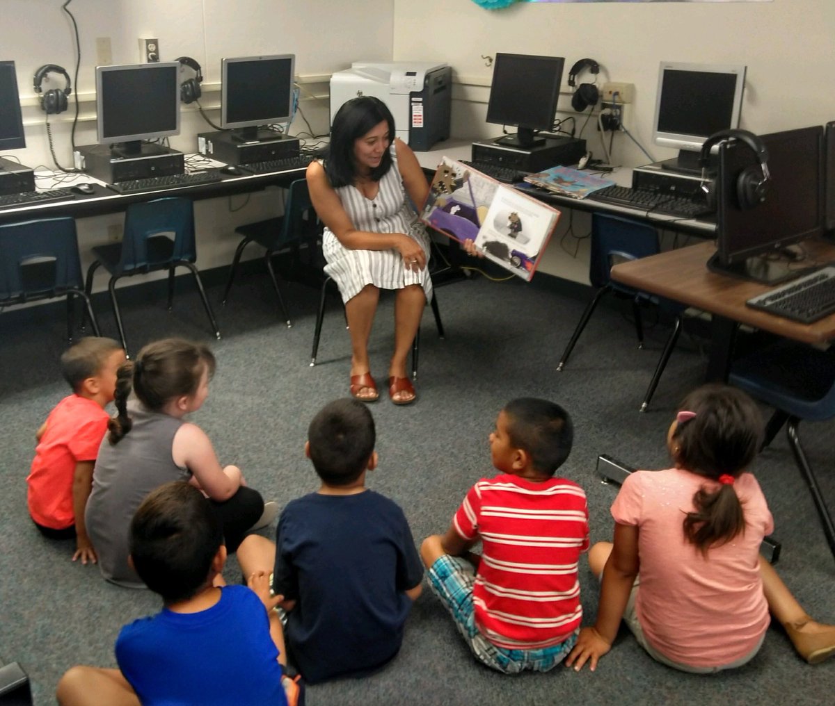vusdlibraries's tweet photo. A very special guest, Principal Liz Serrato, stops by Washington’s library this summer! Thanks for helping to spread the word in the community about summer library services. @VisaliaUSD #vusdlibraries #washingtonpatriots #beatsummerslide https://t.co/qnCZQRJUUj