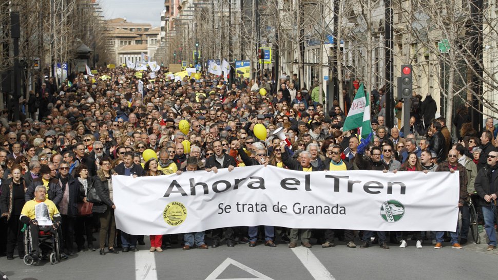 En Granada los políticos van muy por detrás de los ciudadanos. Si hoy hay AVE es gracias a <a href="/MareaAmarillaGr/">Marea Amarilla</a> y @Granadaenmarcha y a los granadinos que salieron a defender nuestros derechos. Gracias!