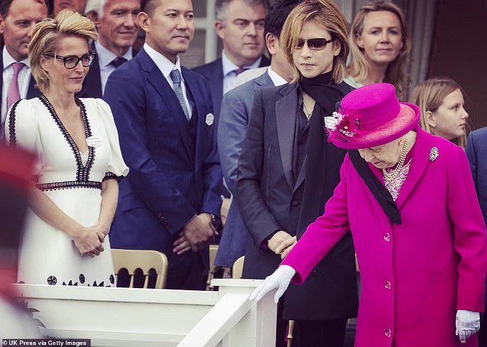 YOSHIKIのスカーフがエリザベス女王に直撃してるけど…その顔ダメww