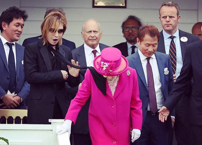 YOSHIKIのスカーフがエリザベス女王に直撃してるけど…その顔ダメww
