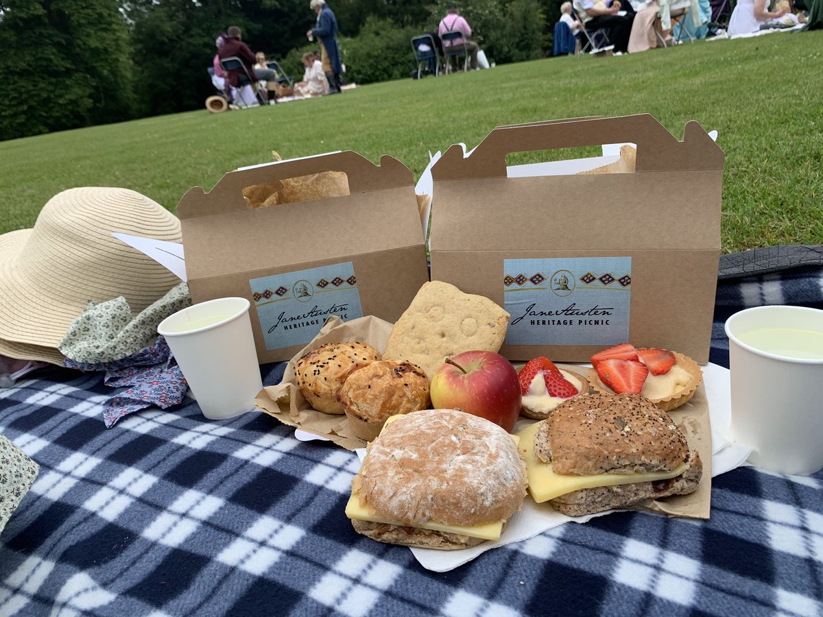austenadventure's tweet photo. Had a fabulous day on Sunday @ChawtonHouse for a delightful regency picnic 🧺👒 #austenadventure #RegencyWeek @regencyalton #picnic #JaneAusten https://t.co/z5YZvHoZ5y