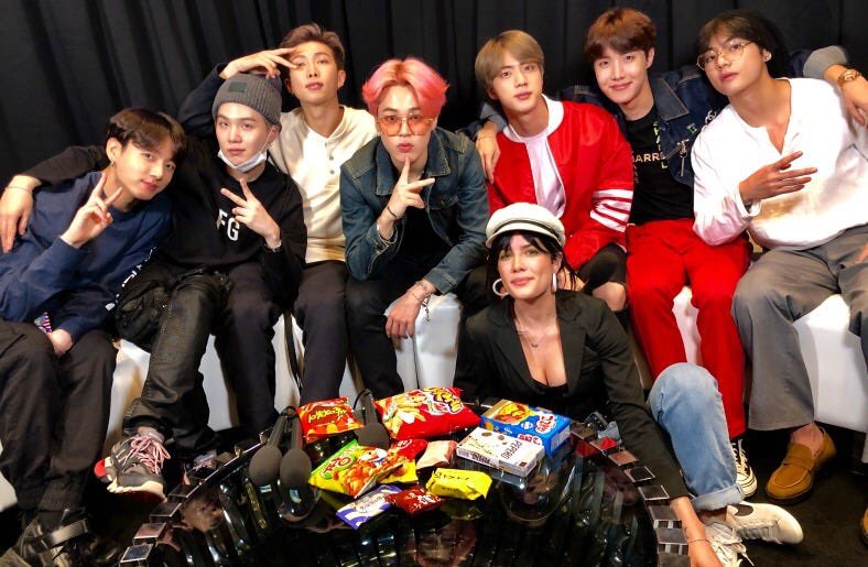 bangtxanarmy's tweet photo. @BTS_twt @halsey #ChoiceCollobration #TeenChoiceAwards https://t.co/fvU0KvKHo5