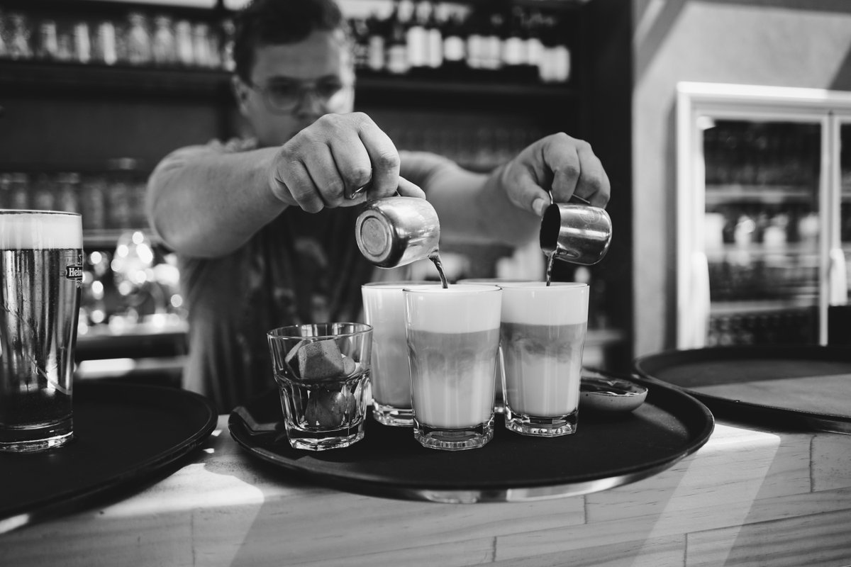 SurfenBeach's tweet image. Onze barmannen maken de lekkerste koffietjes, wat is jouw favo koffie?