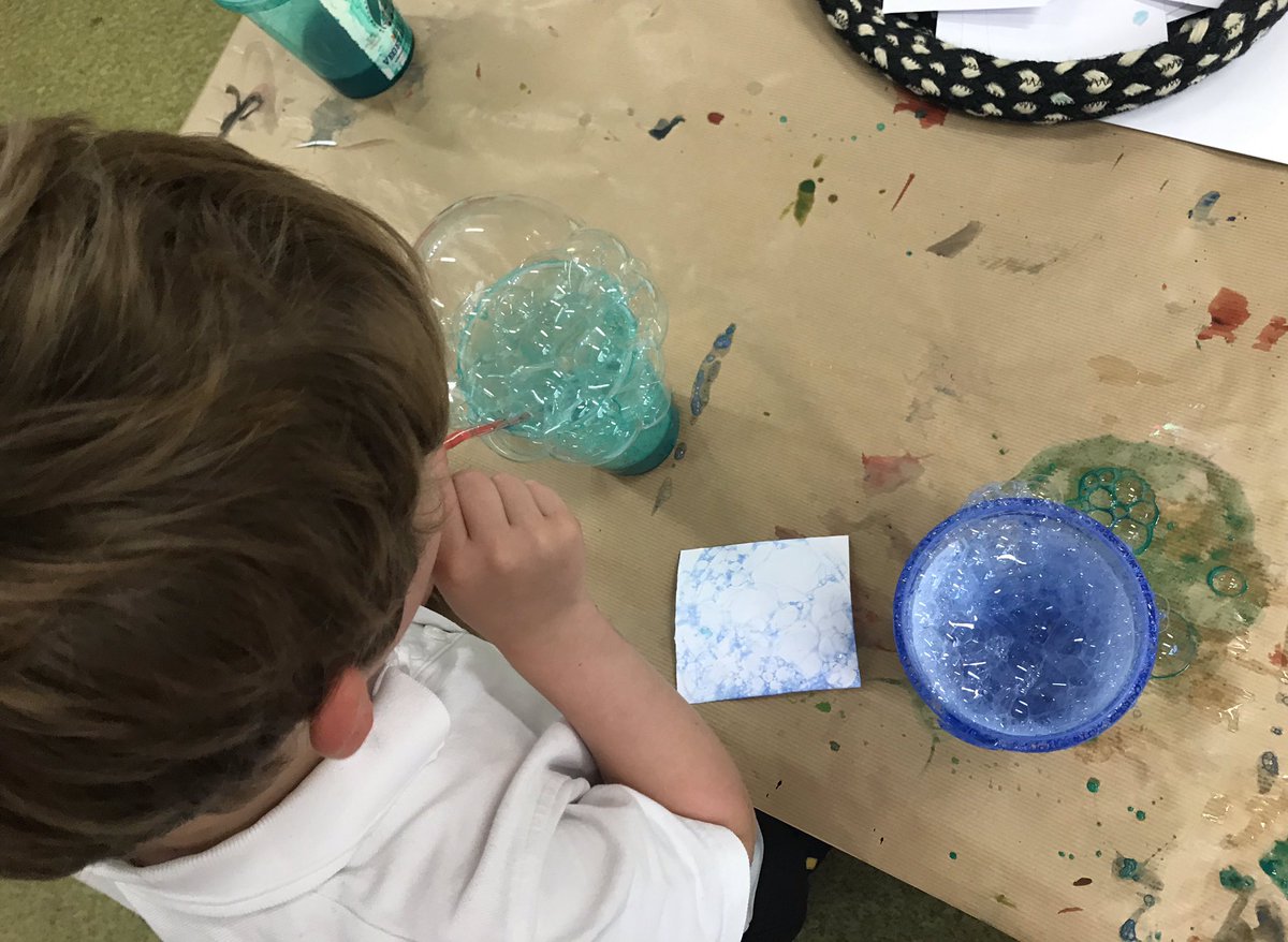 GreenwichLibs's tweet photo. Eltham CofE school visited #Eltham library today to take part in prop making with Greenwich Dance #MovingEltham, creating underwater art with different materials! 

#CoopFortnight @GreenwichDance @Royal_Greenwich https://t.co/0d4DiVC9zJ