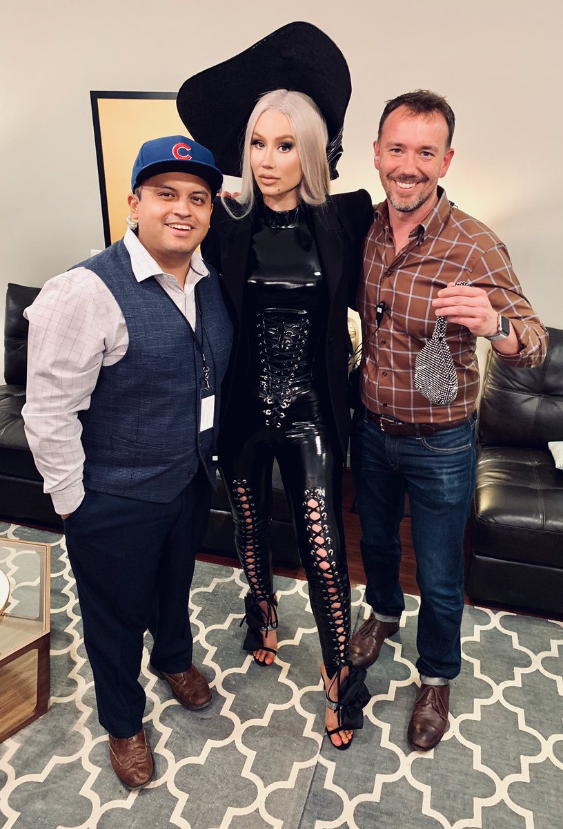 nelsoncarvajal's tweet photo. Tune into the @RuPaulShow today to watch Ru’s interview with @IGGYAZALEA 💎🖤👛 She was such a pleasure to work with!!
...
#iggyazalea #rupaulshow @KevnHurley #warnerbrosstudios #greenroom #bts #rupaul #producingteam https://t.co/uKYHCOLGQ0