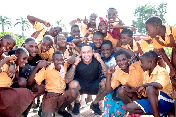 GhanaianMuseum's tweet photo. Memphis Depay, Former Manchester United player born to a Ghanaian father and a Dutch mother has arrived in Ghana to spend some time. He is currently in Cape Coast, to support the Deaf and Dumb School. And he chose to dress as one of them. https://t.co/FtpyuQHWwV