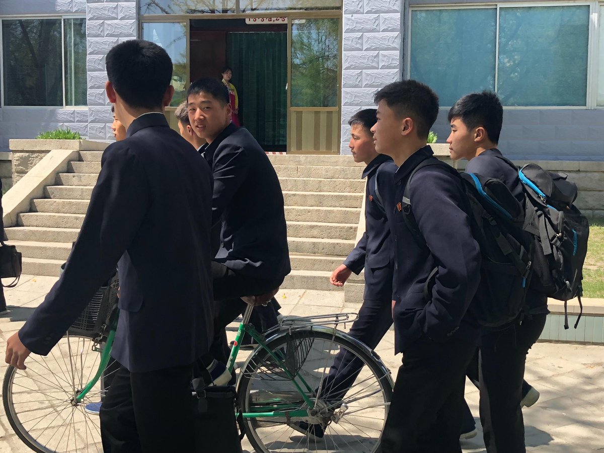 vunamphuong's tweet photo. North Korean students on the streets of Pyongyang. https://t.co/xX5MJ0sAFO