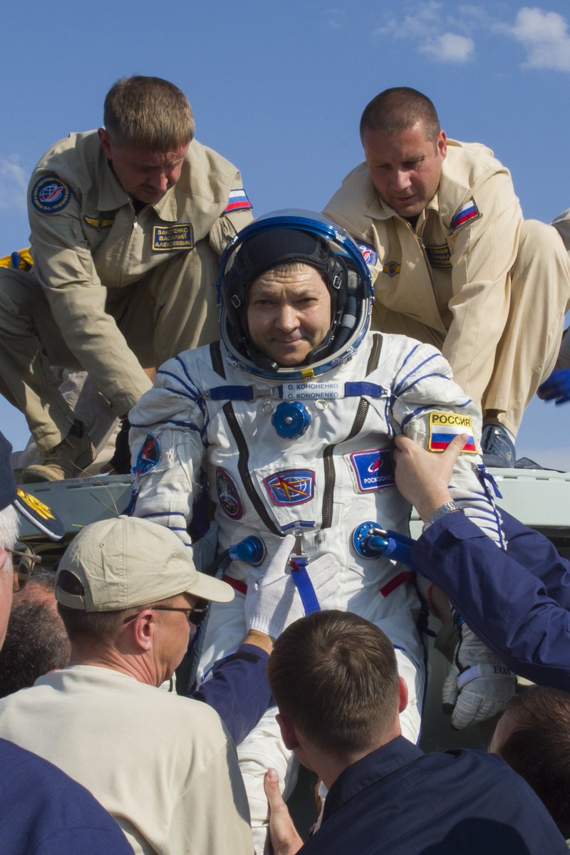 ShuttleAlmanac's tweet photo. Seems @Astro_DavidS didn't adjust too well following the landing. He was literally blocked from camera views once he was removed from the Soyuz. #SoyuzMS11 #Exp59 @AstroAnnimal https://t.co/iHR16psCkX