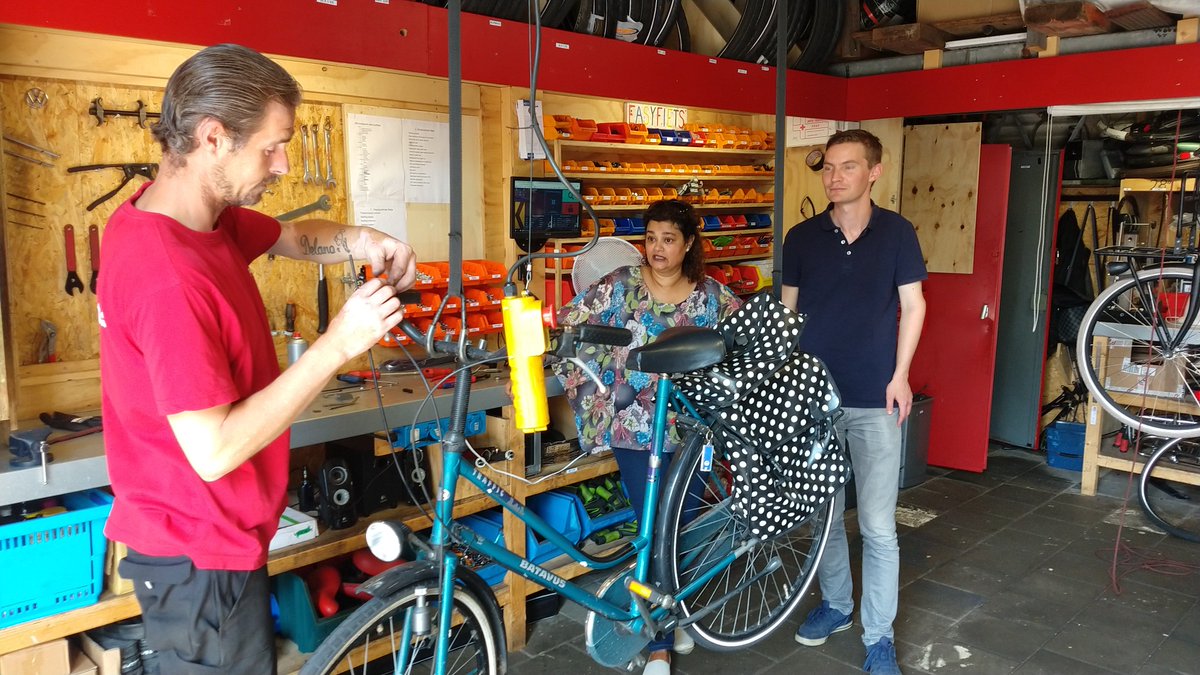 EasyFiets's tweet photo. Vandaag hadden we ambtelijk bezoek voor een Kennissessie georganiseerd vanuit @Servicepunt71 . We hebben onze kennis voor het fietsen vak gedeeld met enthousiaste deelnemers. Een geslaagde ochtend! #kennissessie #leiden https://t.co/1HP09zu5kZ