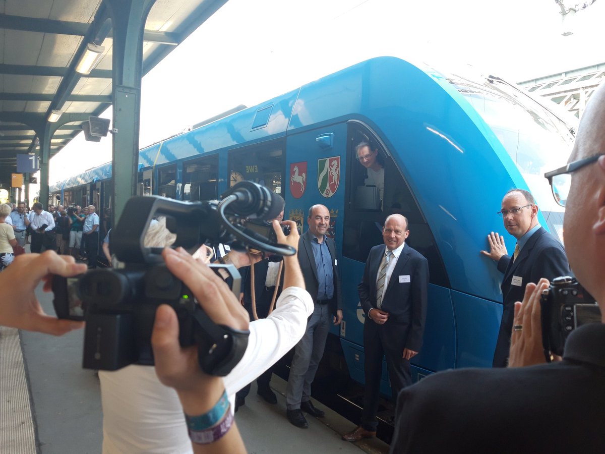 AlstomDACH's tweet photo. Begrüßung im weltweit ersten Wasserstoffzug von @raidontrain mit @EWE_AG @DLR_de @DLR_Verkehr in #Oldenburg https://t.co/nzWEAVaSmI