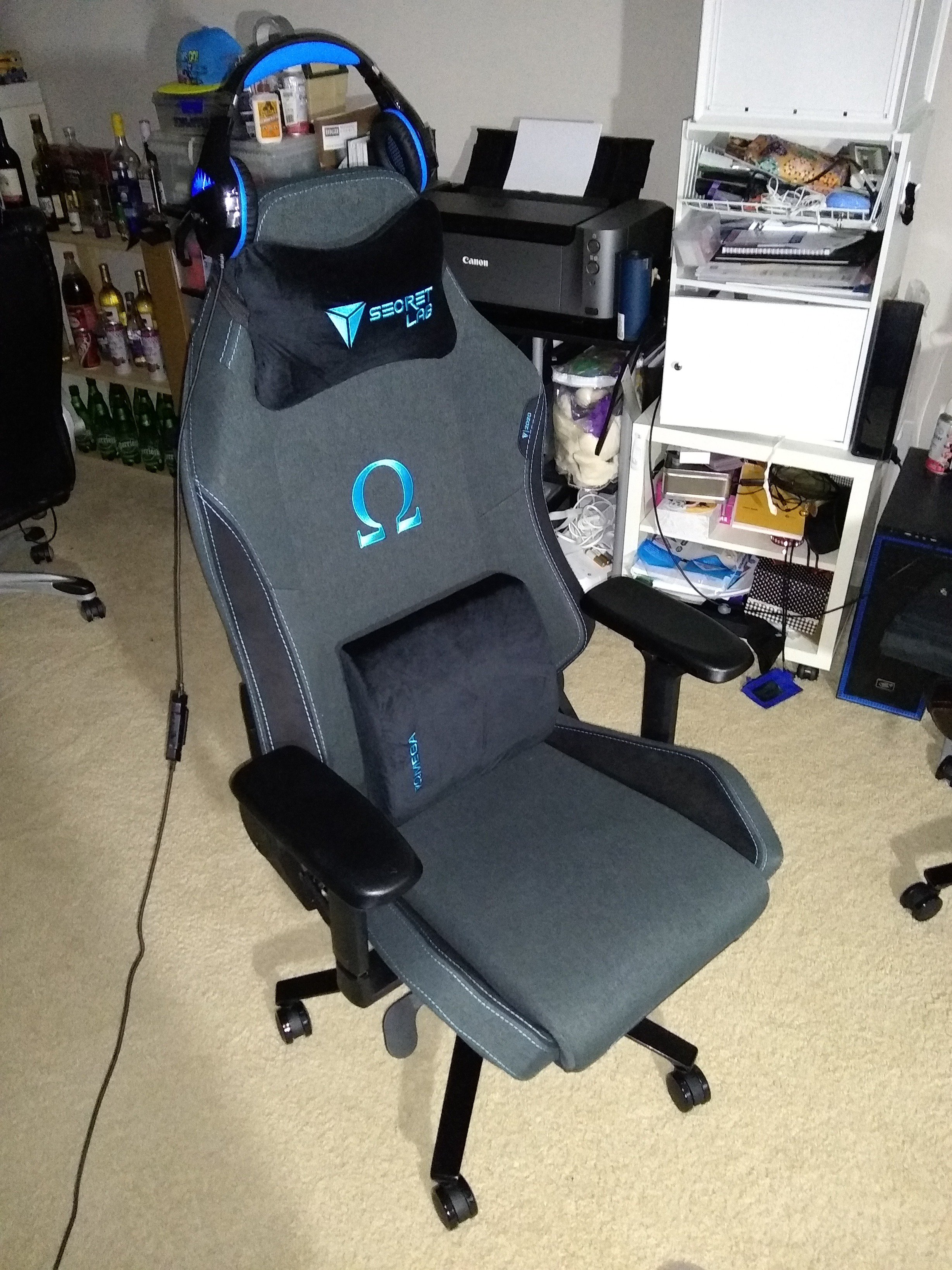 Jeffrey Yu on X Heck yeah Just bought a Secretlab Omega series chair and it is looking sweet The lumbar pillow and high back seat helps keep the back pain I ve had