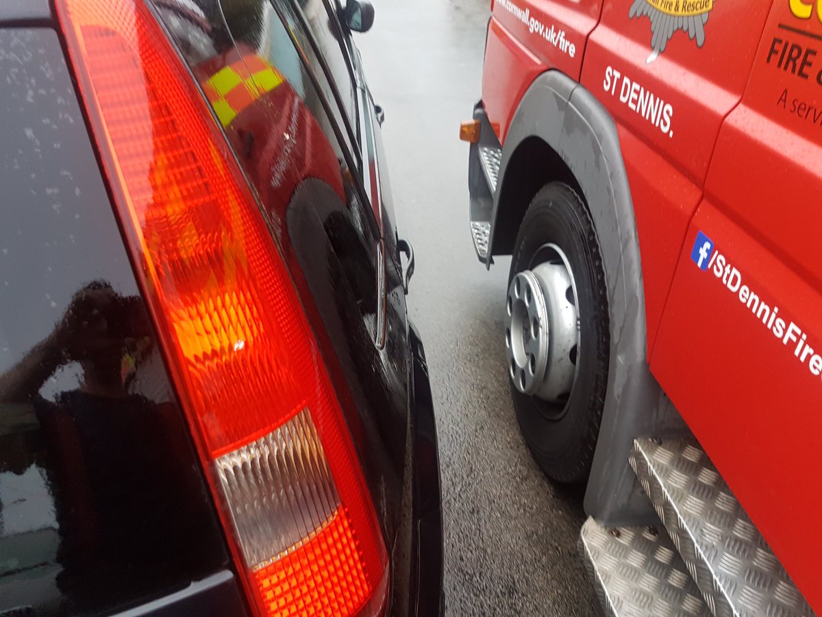 StDennisTSSO's tweet image. Crews from ⁦@StDennisCFRS⁩ assessing accessibility around the village. Please leave sufficient room for all Emergency Services to attend.
#ThinkBeforeYouParkSecondsCostLives
#TriService
⁦@StDennisPC⁩
⁦@swasFT⁩
⁦@DC_Police⁩ 
⁦@CornwallFRS⁩