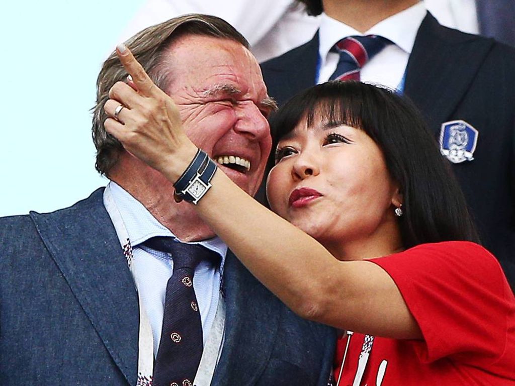 Герхард шрёдер жена кореянка. Со ен шредер. Жена шредера герхарда. Шрёдер-ким со ён. Ким со ён и герхард шредер.