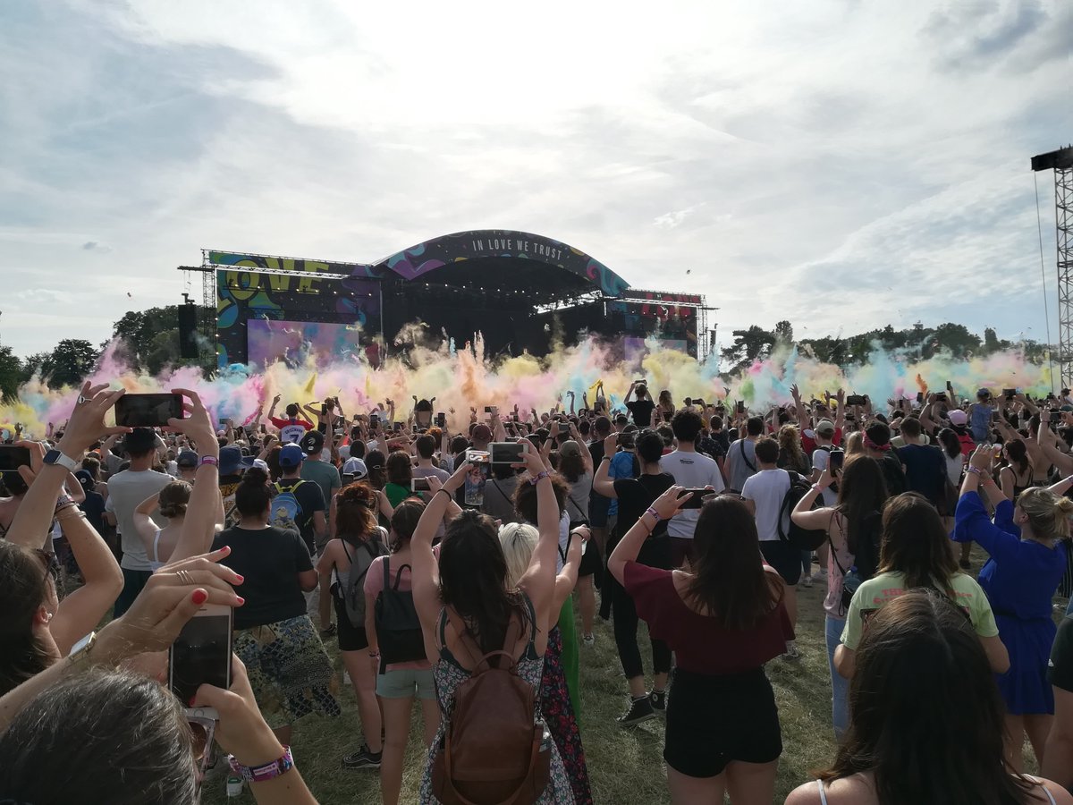 AurelieBrun1's tweet photo. Bravo aux @Solidays pour l'organisation de cet énorme #festival dédié à la lutte commune contre le sida! De belles découvertes musicales au RDV, mais aussi des idées originales et ludiques de sensibilisation. @SolidariteSida @parov_stelar @TherapieTaxi @angele_vl @SUPREMENTM https://t.co/29uumAikWv