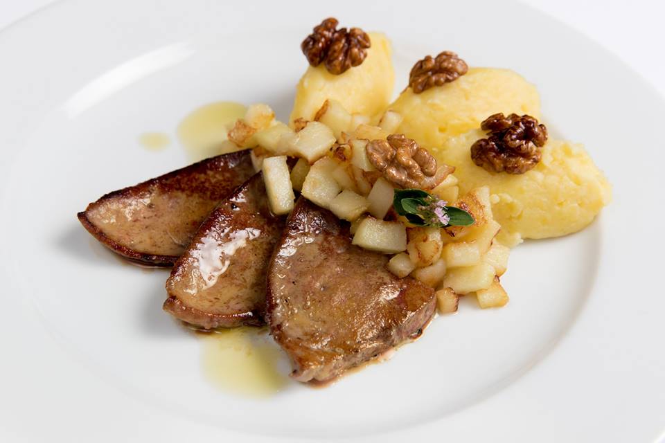 kunstelj's tweet photo. Today in #Slovenia we are celebrating Statehood Day! Take advantage of this beautiful day and treat yourself with some delicious food at #Kunstelj! #holidaymood  #Foodies https://t.co/7euZhSxDXb