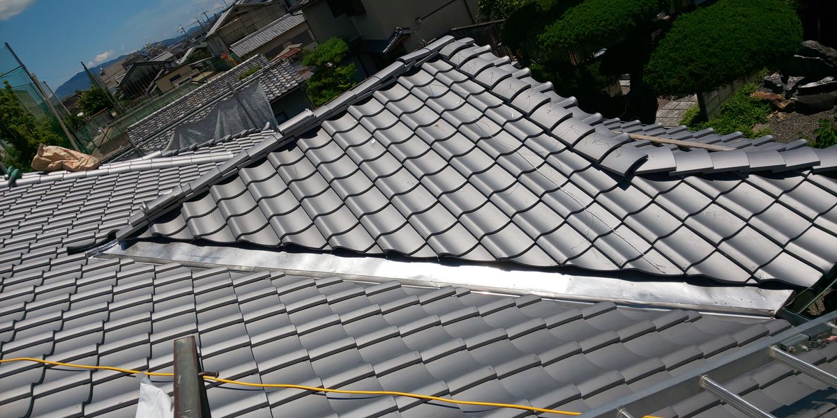 京都 大槻芳次瓦店 日本瓦屋根研究室 全ての簡略掛瓦の施工と利根地と降り棟下の地葺きが終わりました 簡略掛瓦 の尻部分と桟瓦の桟芯が同じ位置になるように基本的な瓦の割り付けをしていますが 雨漏りをさせない考えた施工になっています 瓦