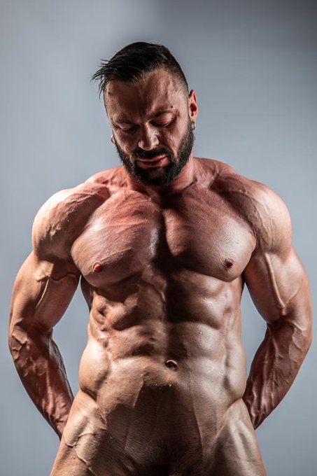 Diet in progress 
#bodybuilder #shredded #muscles #veiny https://t.co/2fsfemv5w0