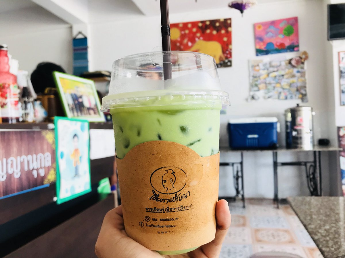 Jira_ThaiPBS's tweet image. กาแฟดี แต่ไม่มีคนซื้อ ! ร้่านเชียงรายปัญญา จ.เชียงราย อยู่หลังวัดร่องขุ่น มานิดเดียว แต่กลับไม่มีคนซื้อ บาริสต้าที่ร้าน เป็นเด็กพิเศษ พวกเขาบอกว่า ขายไม่ได้เลย เมื่อวานขายไม่ได้สักแก้ว ราคา 30 บาท พอรถลูกค้ามาจอดทุกคนวิ่งออกมาต้อนรับน่ารักมาก #ThaiPBS #ThaiPBSnews