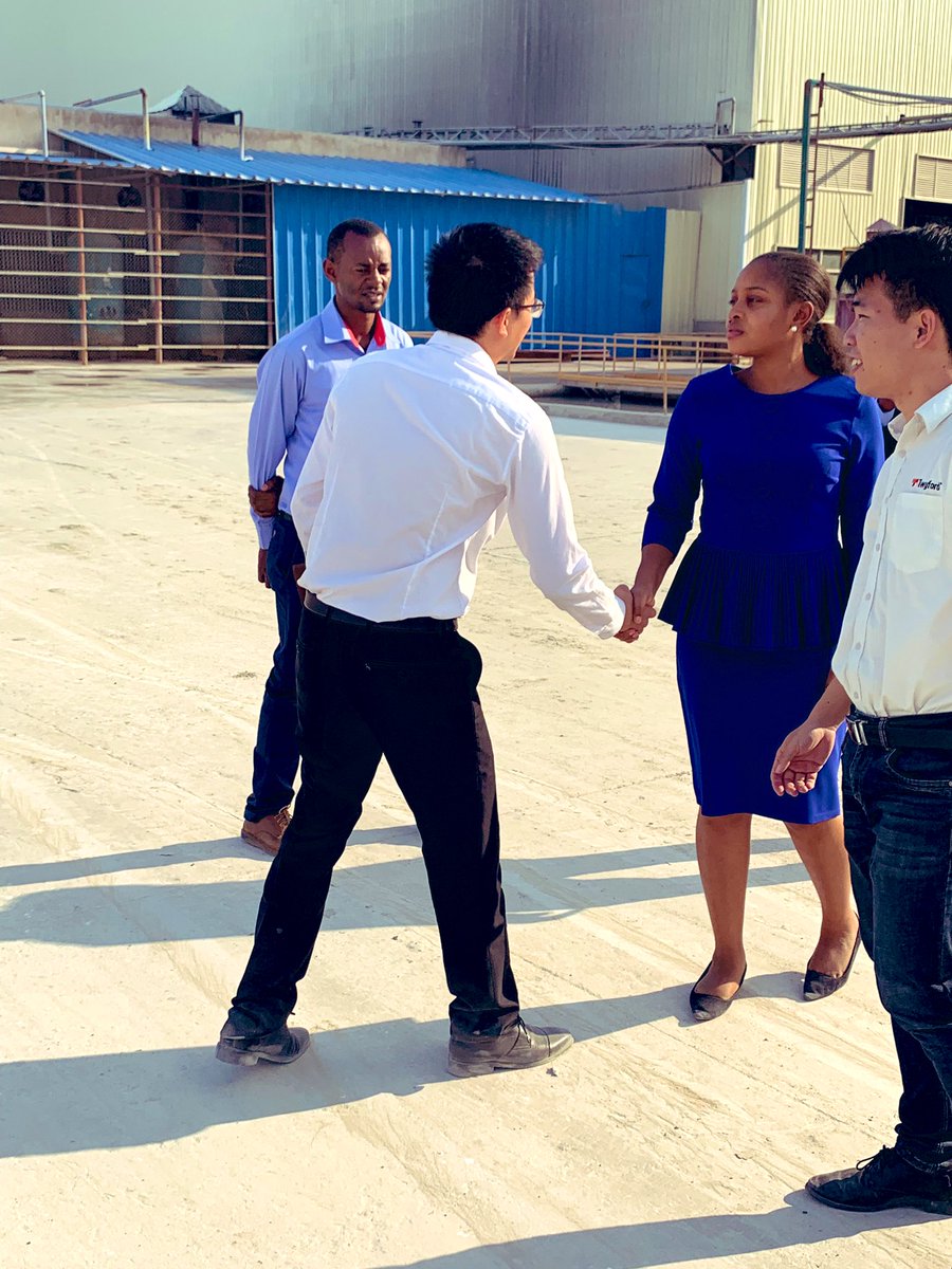 jokateM's tweet photo. Pia nilitembelea kiwanda cha Twyford uzalishaji ulianza 2018 pamoja na Goodwill vinafanya uzalishaji mkubwa wa marumaru Afrika Mashariki na Kati vilivyopo ndani ya mkoa wetu wa Pwani, Tanzania. wote walifika ofisini kwa mazungumzo na niliahidi kuwatembelea #TanzaniaYaViwanda https://t.co/aVeXQlJ5r3