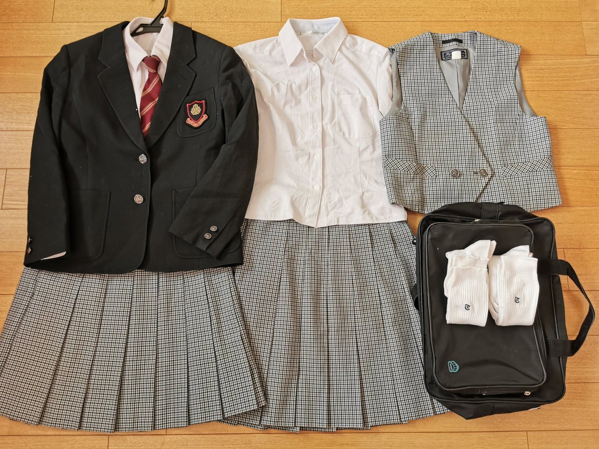 制服買取 買い取り 専門店デジタルウェブ 桐陽高校 静岡県沼津市 の制服セットを買い取らせて頂きました 千鳥格子のスカート ベストに黒いブレザー 襟元はネクタイが締めます デジタルウェブへお売り頂きありがとうございました 制服 学生服 制服