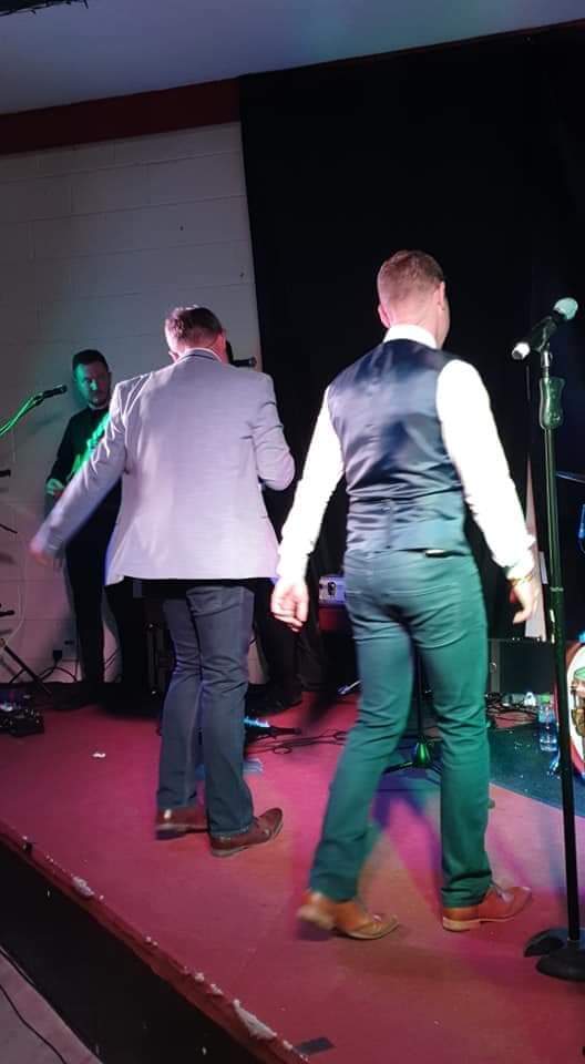 thekirwansfanc1's tweet photo. Photos of Dominic & Barry performing at John Obs, Kilross π Thank you Caroline for letting us use them ππΆ #DominicKirwan #BarryKirwan #TimeOfMyLife #Obs #Kilross #YoungAgain https://t.co/dxtxBxnDRG