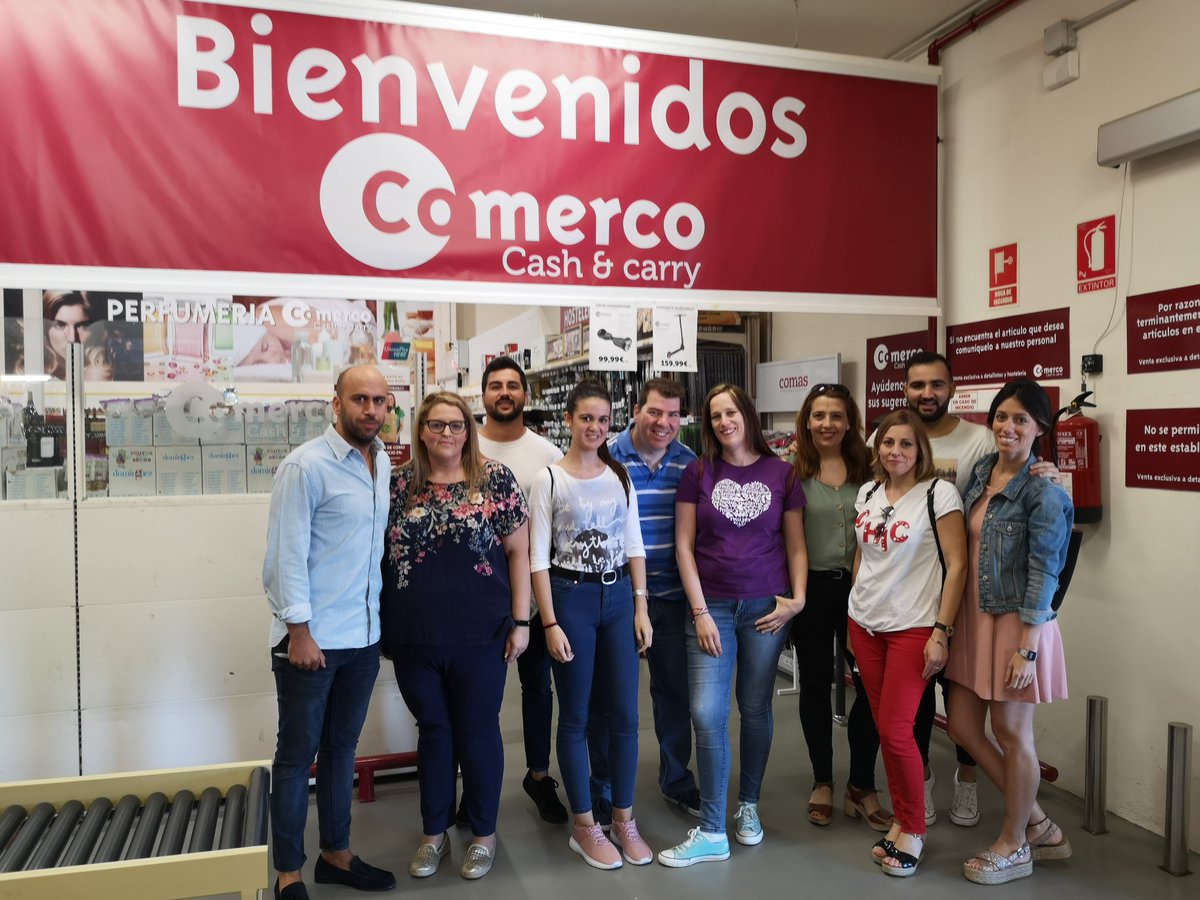 loja2019's tweet photo. Hoy  nos ha tocado visitar  a Comerco cash&amp;carry  de Loja, con la gran compañía de  David Castillo Caro hemos tenido la oportunidad de presentar nuestra #lanzaderas a nuestros #participantes y conocer más de esta gran empresa de referente local y autonómico. @FundacionSMLRPH https://t.co/SwFKTXLYE2