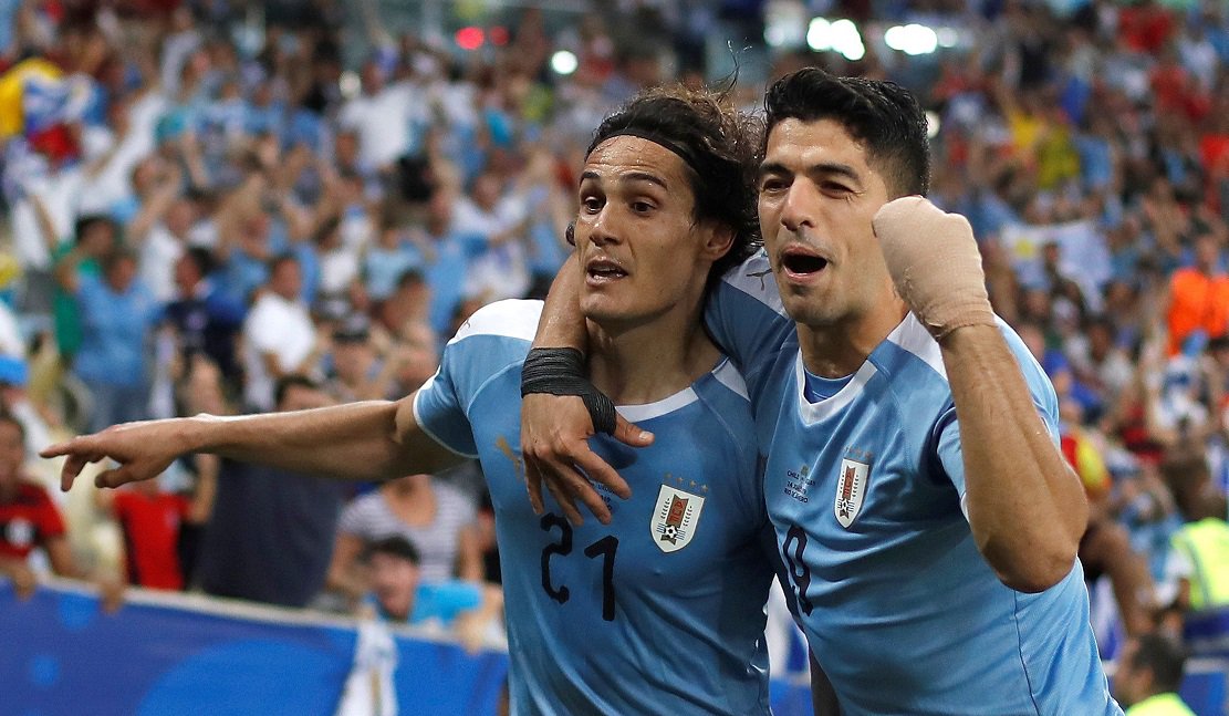 Cavani celebrando su gol junto a Luis Suárez.