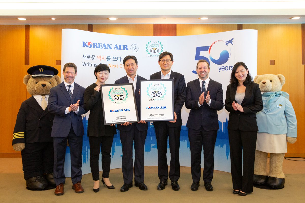 KoreanAir's tweet photo. #대한항공 은 4월 3일 세계 최대 규모의 여행 사이트인 #트립어드바이저 가 선정한 #2019_트래블러즈_초이스어워드🏅에서 '여행객들이 선택한 아시아 지역 주요 항공사' 과 '한국 최고 항공사' 2개 부문을 수상했개🐾 오늘 서울 강서구 대한항공 본사에서 그 시상식이 열렸개🎊 https://t.co/aHmIW3ova1