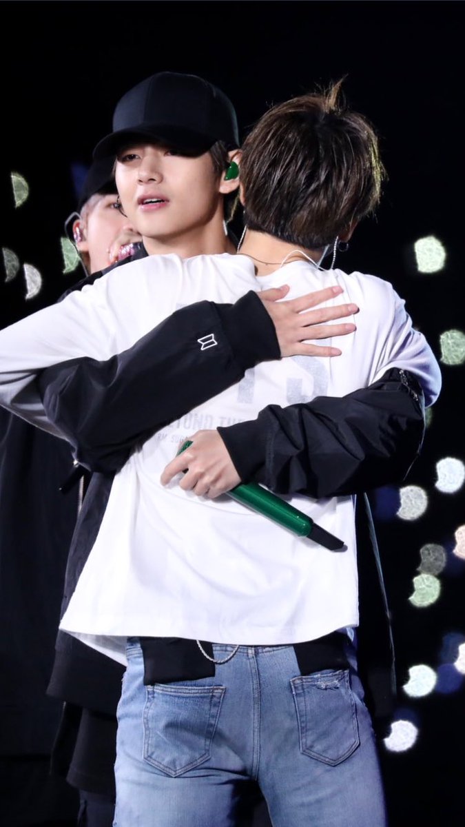 vminstarr's tweet photo. the hugs thei share during tour out of nowhere are the sweetest i have ever seen, i got to see this live and i'm so happy🥺 https://t.co/B61MhdX2sW