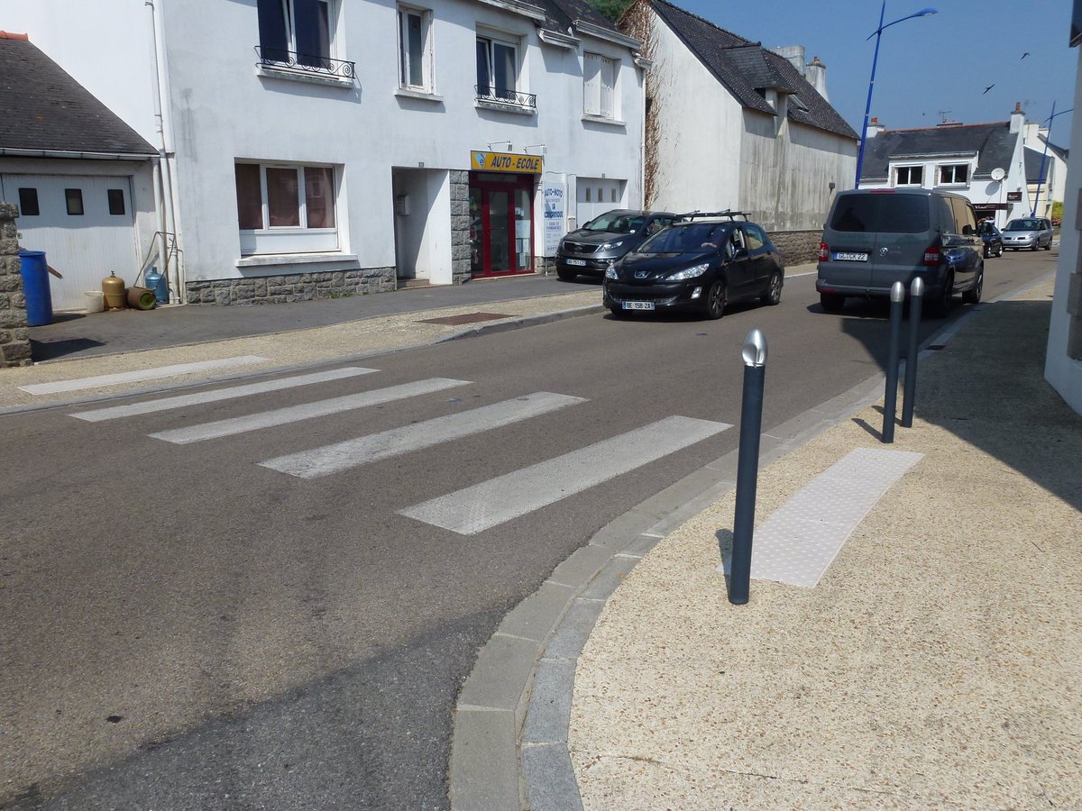 joyofstreets's tweet photo. And here are my favourite zebras with elegant bollards and tactile that creates an extra stripe. Somewhat cheaper than £30k each. They are in Nevez, Britany. https://t.co/glY7hVaTvd