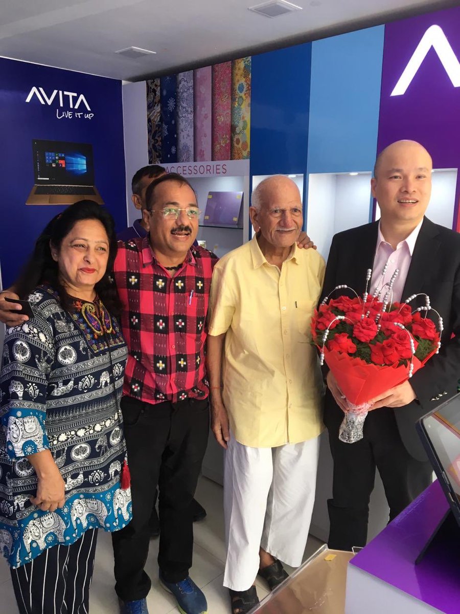 HarshitKhattar4's tweet photo. Mr. Alex Hau Yeung Chung CEO and Co - Founder Nexstgo in Conversation with Mr. Mukesh Khattar Proprietor and Founder https://t.co/sc4Oy6dC1C at Delhi’s first Nextgo Avita Store. Proud moment. Thanks to Nextgo Avita.  #delhi #nexstgo #avitastore #avitaproducts #avita #firststore https://t.co/3tpaZwV0xq