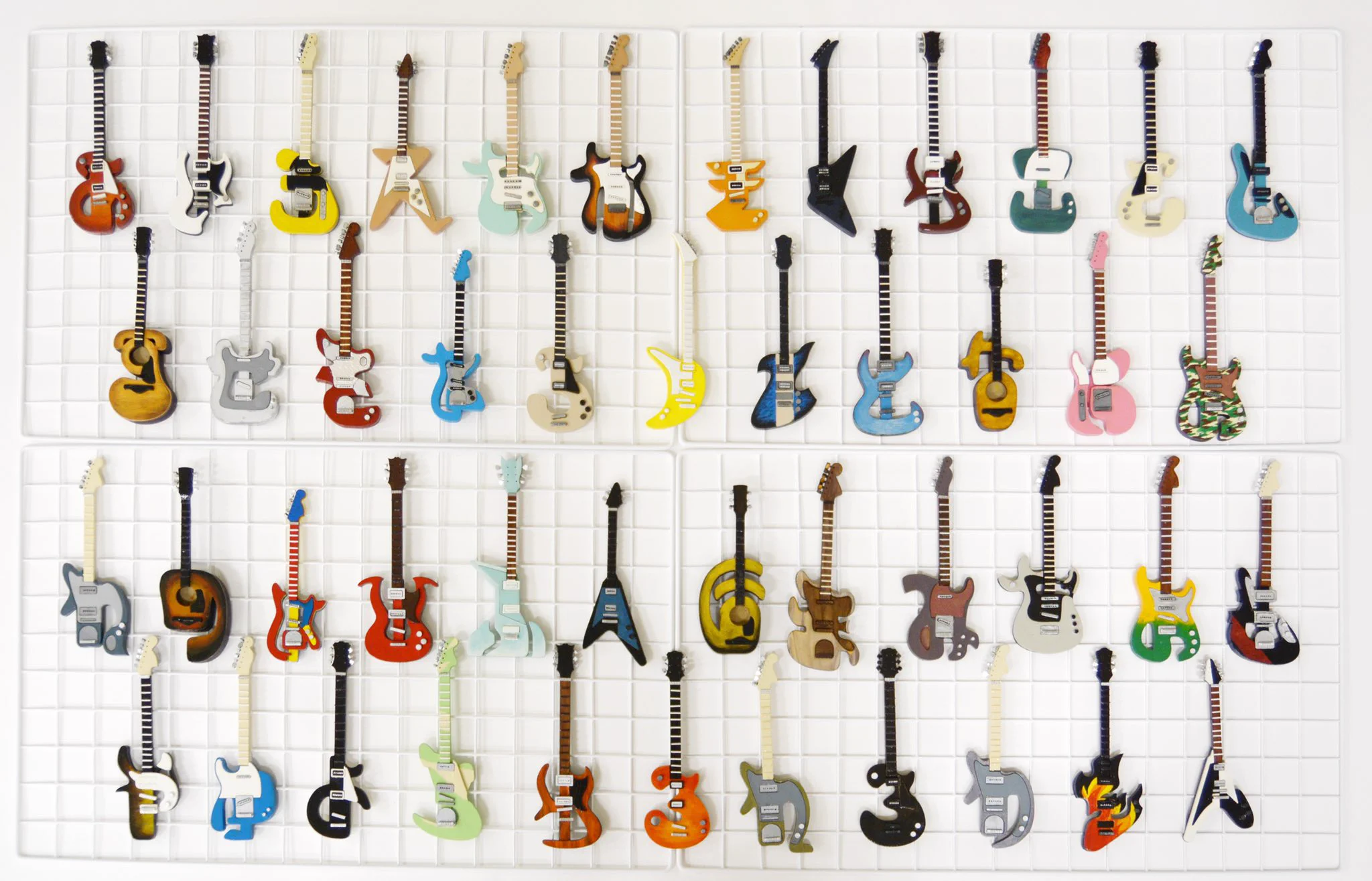 実はただのギターじゃない！ひらがな50音のミニチュアギターなのだ‼
