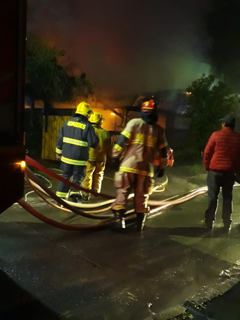 MfPiola's tweet photo. Incendio estructural en Villa el Maquis comuna de Lolol 23:30 hrs. Despachado BX1 Z1 R1 J1 Bomberos Lolol. En apoyo B2 Z2 J2 J1 Bomberos Pumanque.
Dos casas y dos vehículos afectados. @NoticiaOHiggins @Despachos_06 @CNColchagua https://t.co/YMmuUyVtKS