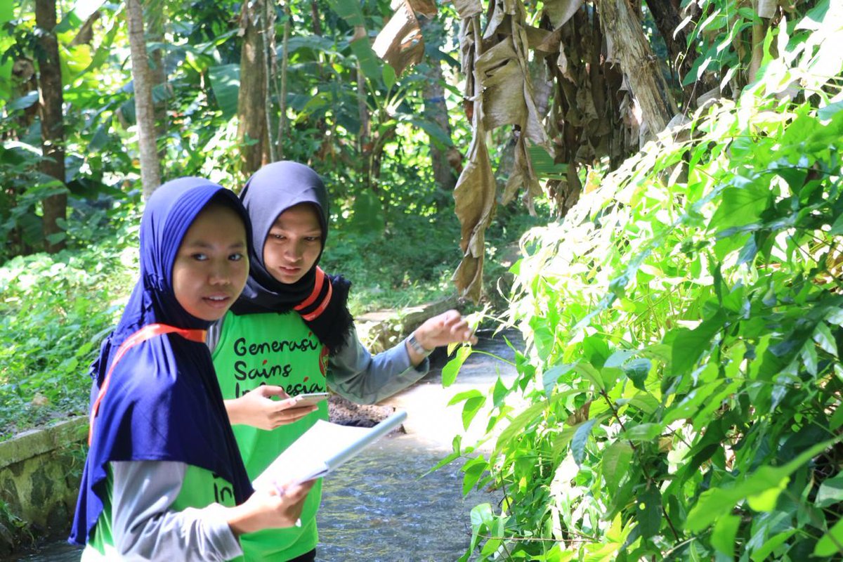 pirnlipi's tweet photo. Hari ke-2 di #PIRNBanyuwangi, peserta #PIRN sedang melakukan penelitian lapangan di Kampung Osing Kemiren, Bangsring Underwater, Agro Wisata Tamansuruh, Pusat Kopi Gombengsari, dan Mall Pelayanan Publik didampingi oleh instruktur peneliti LIPI 🔍. Seru dan penuh semangaaaat ! 😊 https://t.co/3llAL35Vp9