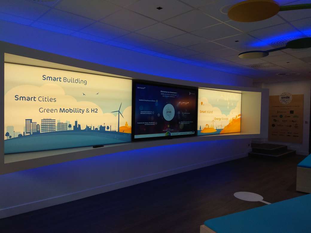 Après Rennes, l'<a href="/AgenceMazedia/">Mazedia</a> est aujourd'hui présente à l'inauguration 🎉 du showroom SMILE à #Nantes <a href="/paysdelaloire/">Pays de la Loire</a>  Nous sommes ravis d'avoir pu participer à la conception des dispositifs numériques avec l'équipe de <a href="/SmileSmartGrids/">SMILE smart grids</a>🔋
#SmileSmartGrids #TransitionEnergetique
