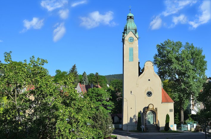 InfoJablonec's tweet photo. Prohlédnout si interiéry pěti sakrálních památek ve městě a v podvečer se zaposlouchat do tónů varhan – jablonecké kostely otevřeny opět zvou každé prázdninové úterý k návštěvě.
https://t.co/RqFmrk0hbK https://t.co/y6kZbP88aW