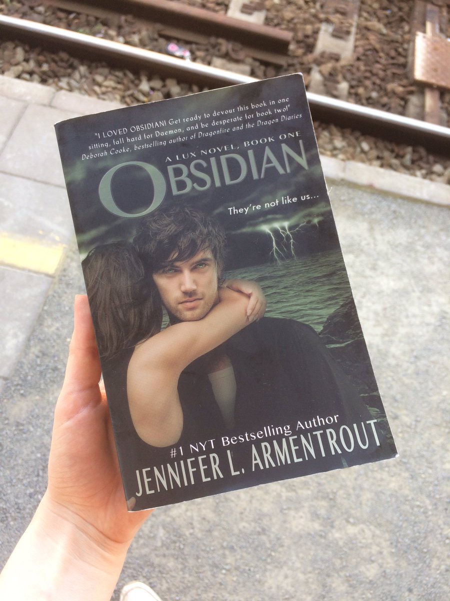lisanlovesbooks's tweet photo. Sexy alien trash is exactly what I needed 💚🙌🏻 #summerathon #beachyread @summerathon https://t.co/r88ZOJ1iA6