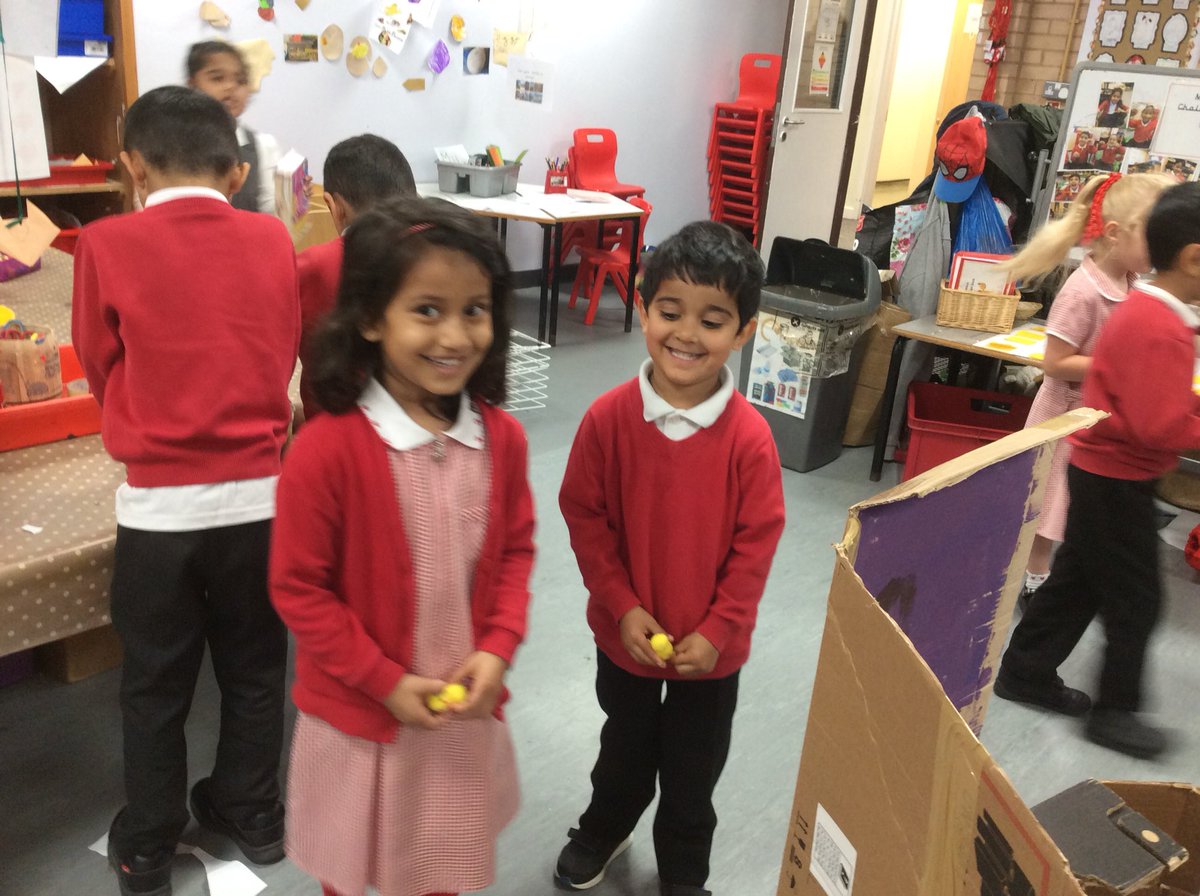 MrsBaleKMPA's tweet photo. Transition has begun and they are showing soooooo much resilience and curiosity #welldonehummingbirds #notthatscary @kestrelsfield https://t.co/4fIm2la0AP