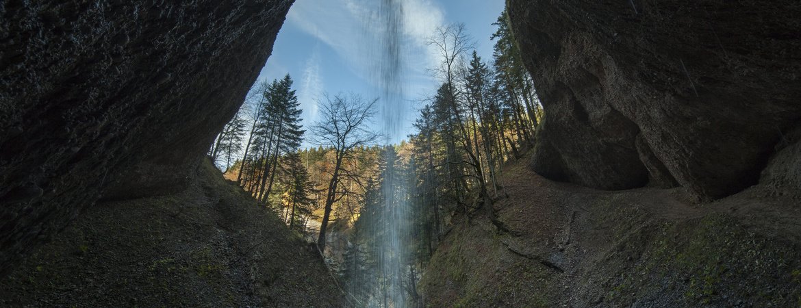 Der coole Geheimtipp! Der #GrandCanyon der Ostschweiz! Das Ofenloch! Die spektakuläre Schlucht zwischen der Schwägalp, dem Neckertal und dem Toggenburg kann auf Wanderwegen erreicht werden! 
<a href="/toggenburg_ch/">Ferienregion Toggenburg</a>
@Schweizmobil-Tourentipp:  bit.ly/2RyndcZ