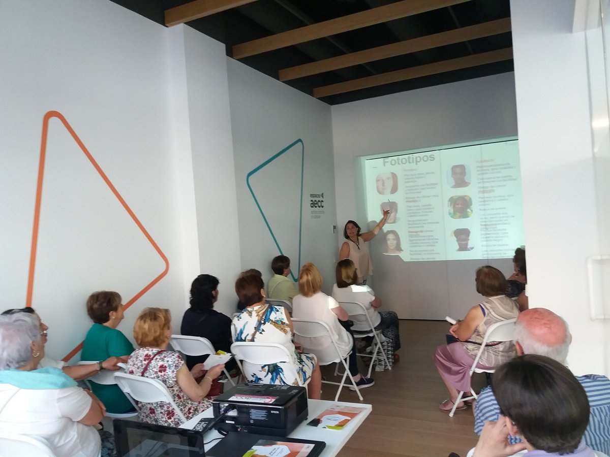 Estrenamos el Espacio Madridsuroeste de la @aeccMadrid con la charla 'Mitos y realidades del cancer de piel y la exposicion al sol' impartida por la Dra. Estibaliz Garcia #TiempodeAprender